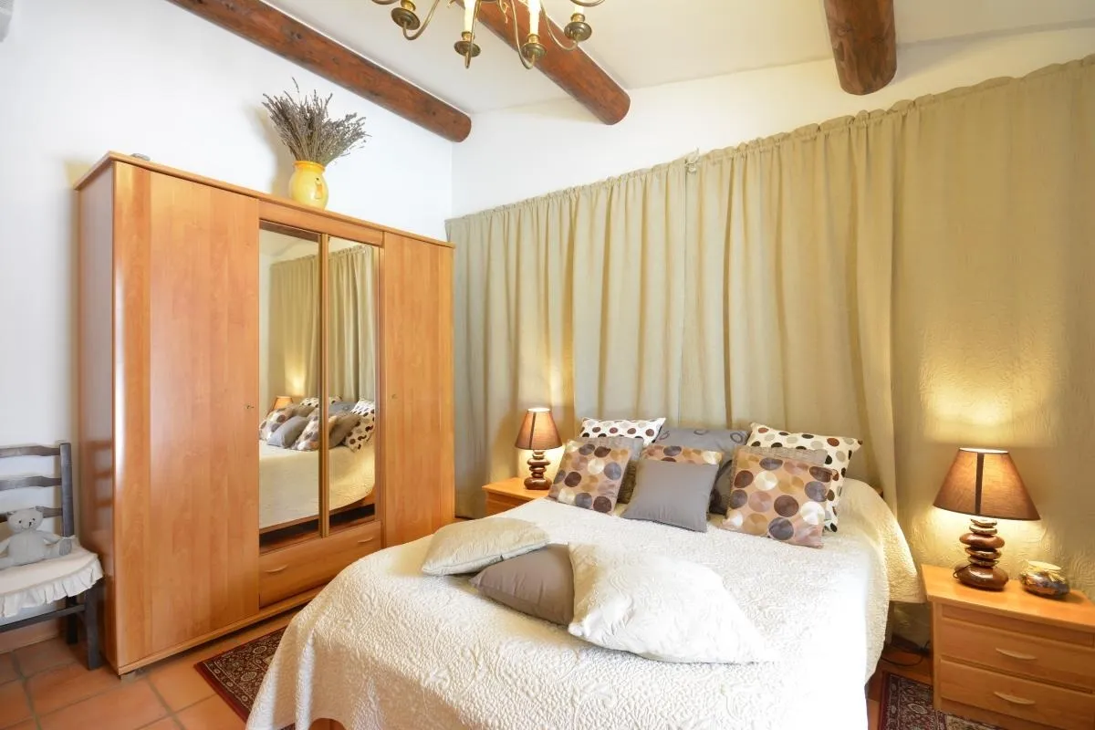 Chambre confortable au Jardin des Cigales